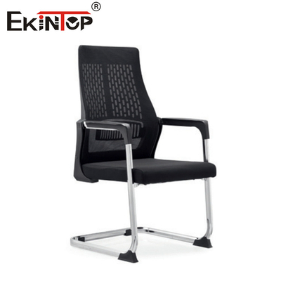 Chaise de bureau en maille en forme courbée noire avec accoudoirs pour le travail