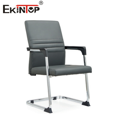 Chaise de bureau en cuir exécutif avec base métallique et accoudoirs