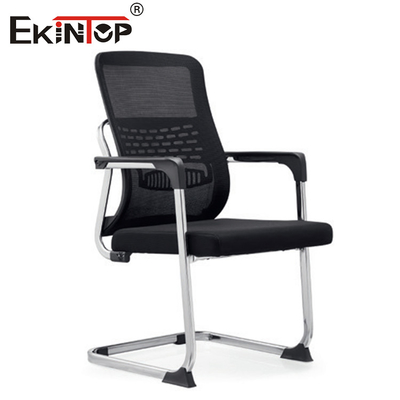 Chaise de bureau noire personnalisable avec accoudoirs et tissu en maille respirant