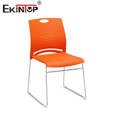 Chaise d'entraînement en matière plastique avec cadre métallique de style moderne