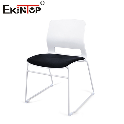 Le dossier en plastique, le siège en éponge, le coussin, la chaise d'entraînement, le design moderne.