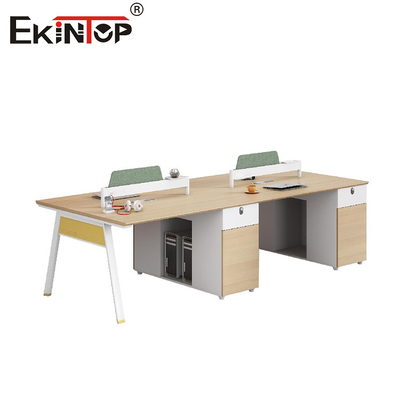 Station de travail de bureau de 4 personnes de style commercial avec écran de partition